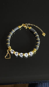 Bracelet « Mamie », perles plates Heishi noir et or, breloque Cœur