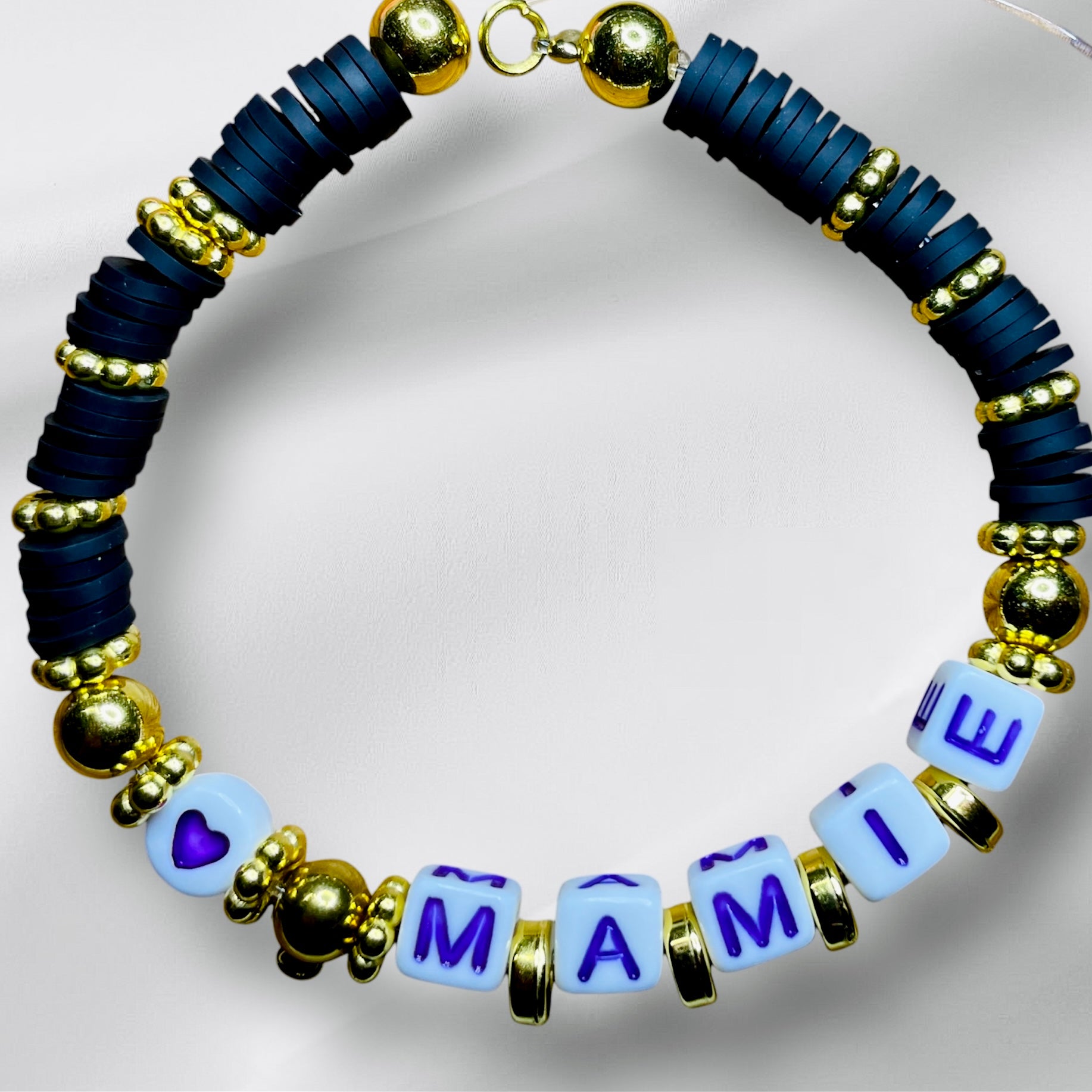 Bracelet « Mamie », perles plates Heishi noir et or, Lettres et cœur mauves