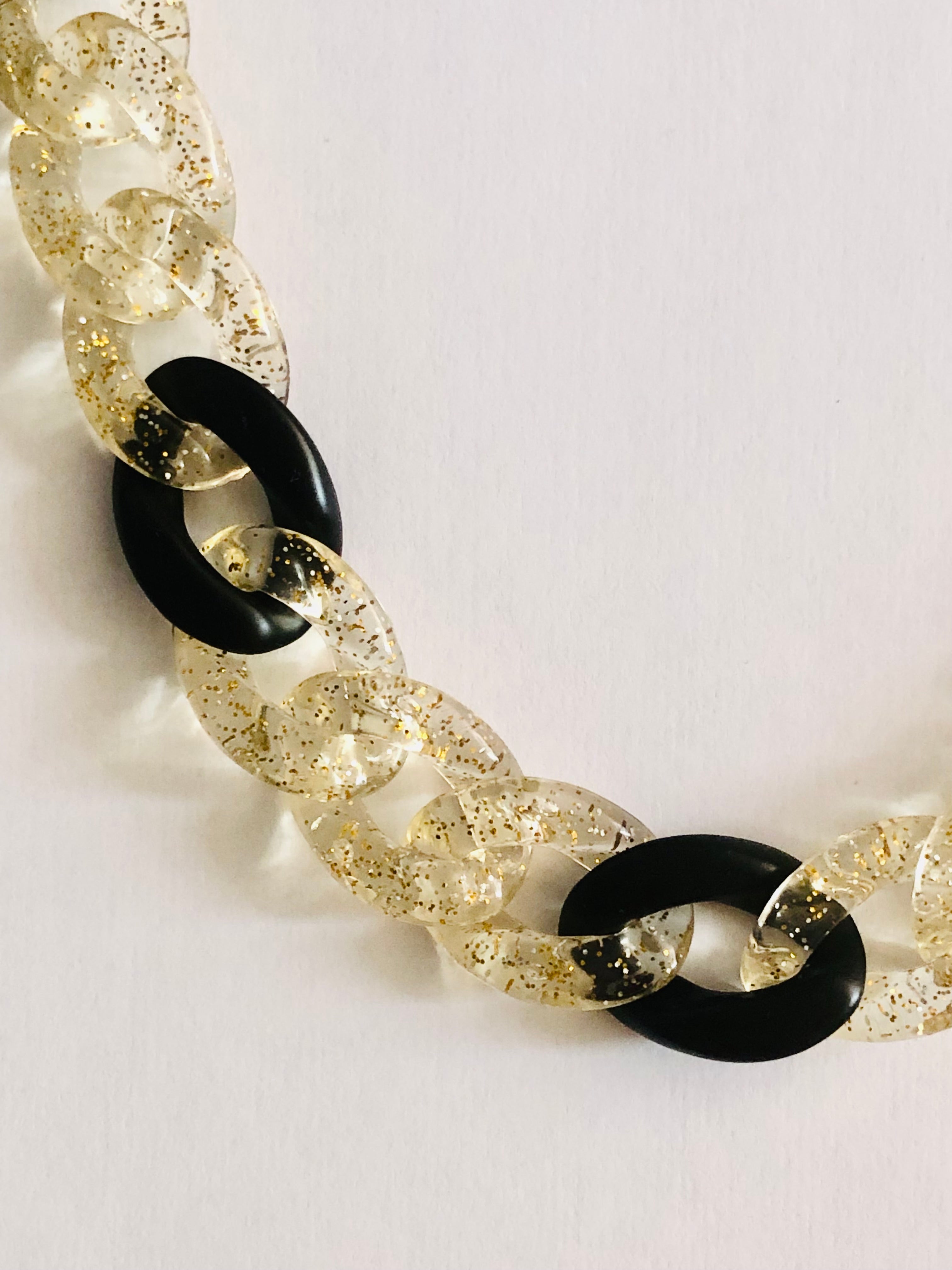 Collier chaîne, maillons dorés pailletés et noirs  « Deauville »