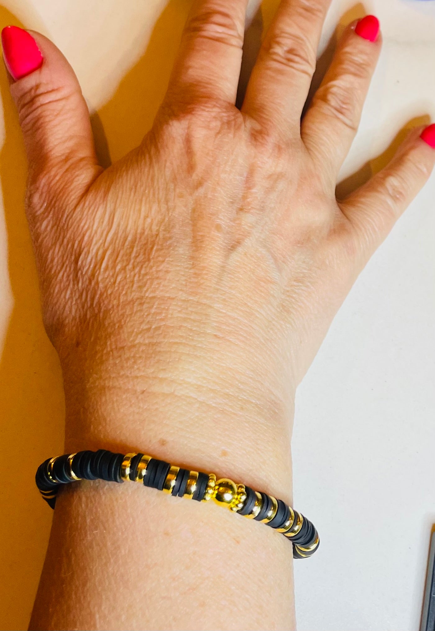 Bracelet perles plates Heishi noir et or