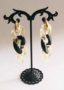 Boucles d’oreilles, maillons dorés pailletés et noirs  « Deauville »