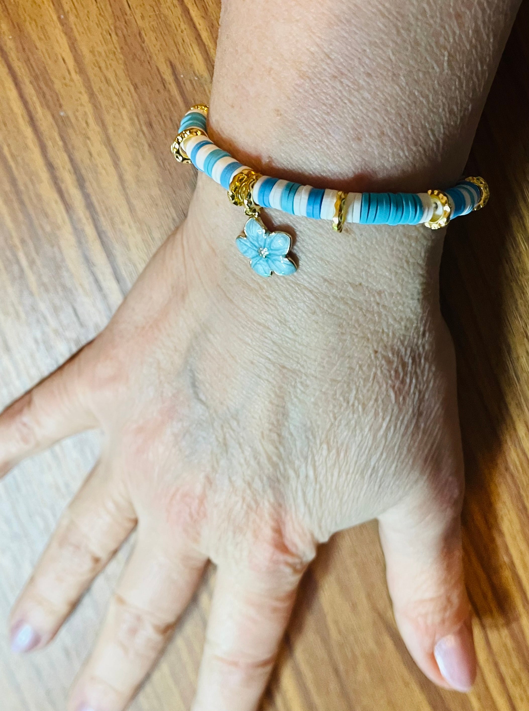 Bracelet-message, perles plates, bleu ciel et turquoise