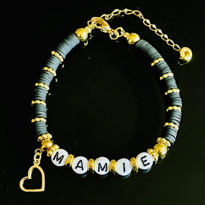 Bracelet « Mamie », perles plates Heishi noir et or, breloque Cœur