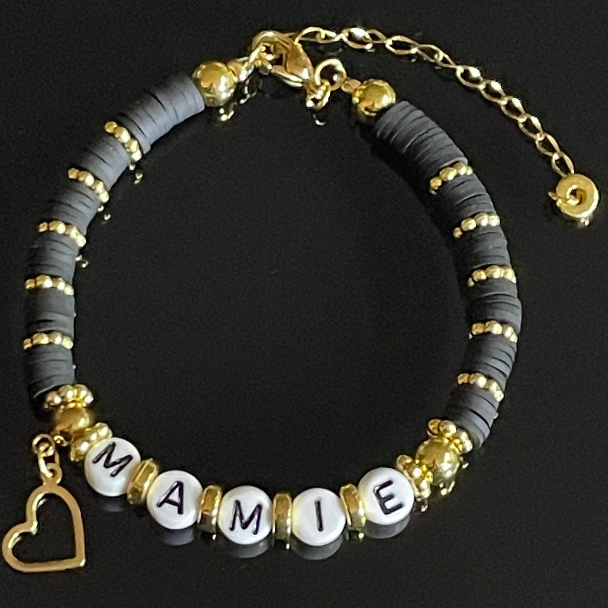 Bracelet « Mamie », perles plates Heishi noir et or, breloque Cœur