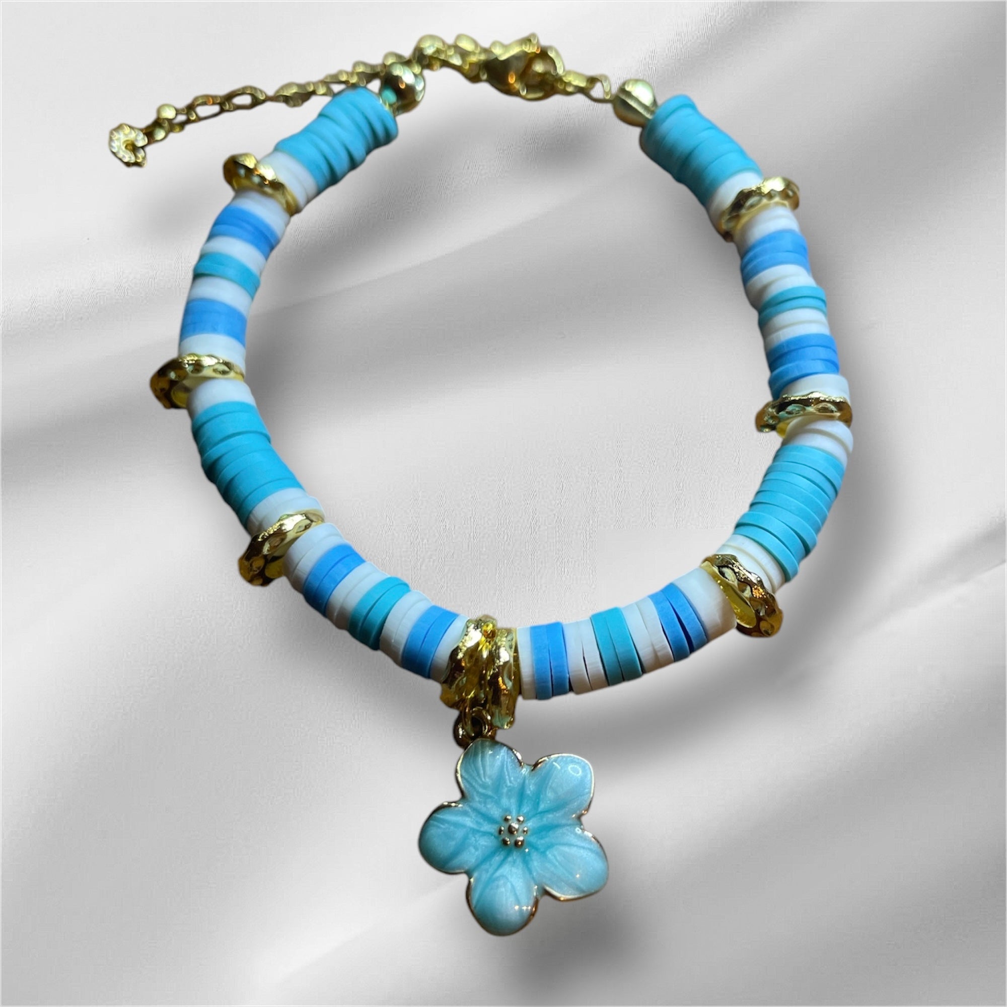 Bracelet-message, perles plates, bleu ciel et turquoise