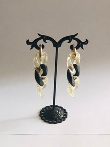 Boucles d’oreilles, maillons dorés pailletés et noirs  « Deauville »