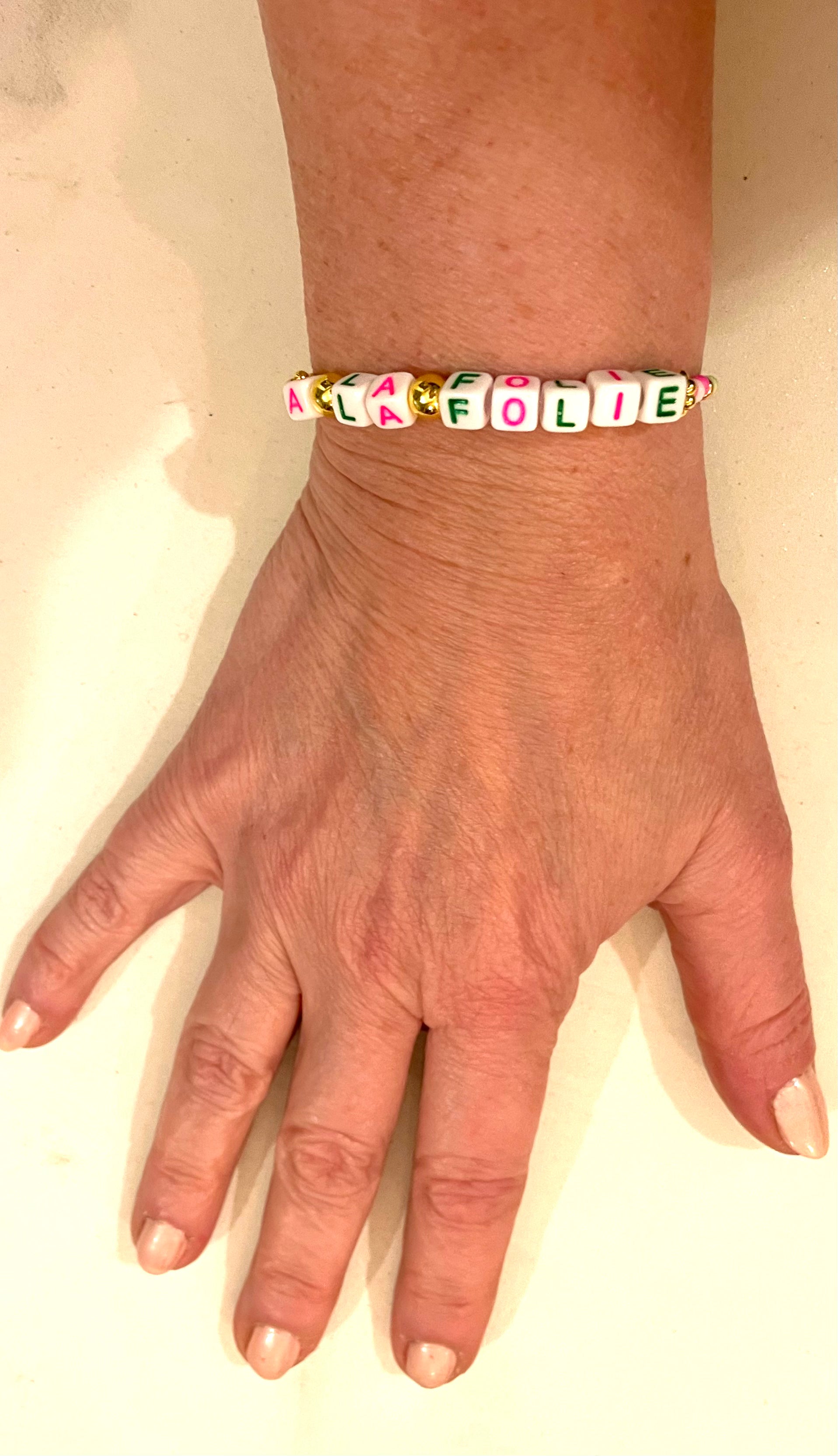 Bracelet-message, perles Heishi, vert et rose « À la folie »