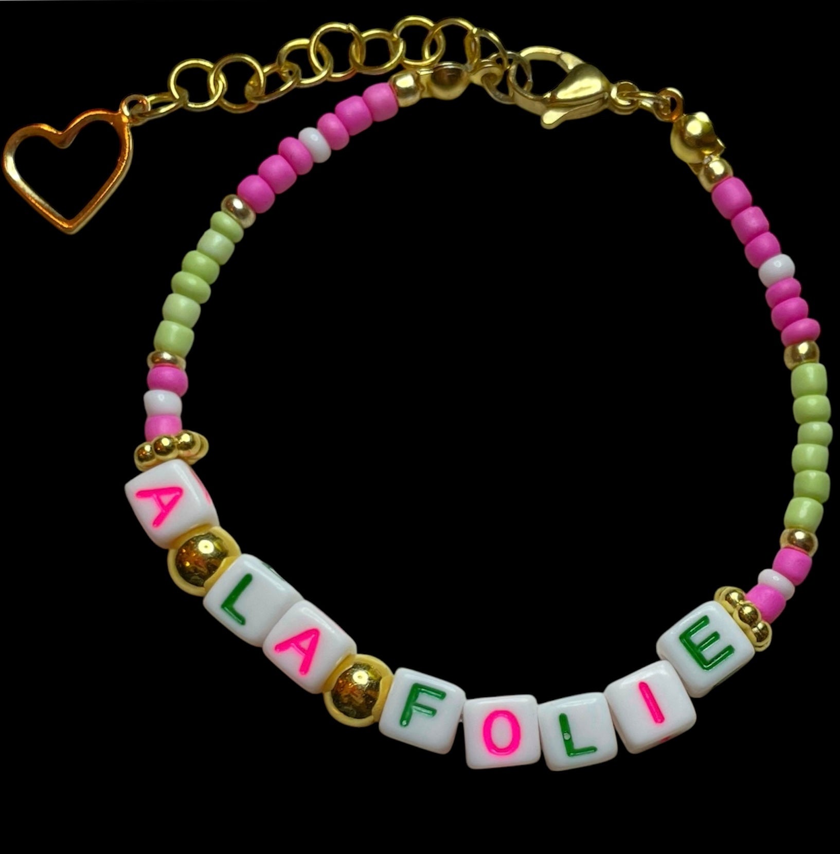 Bracelet-message, perles Heishi, vert et rose « À la folie »