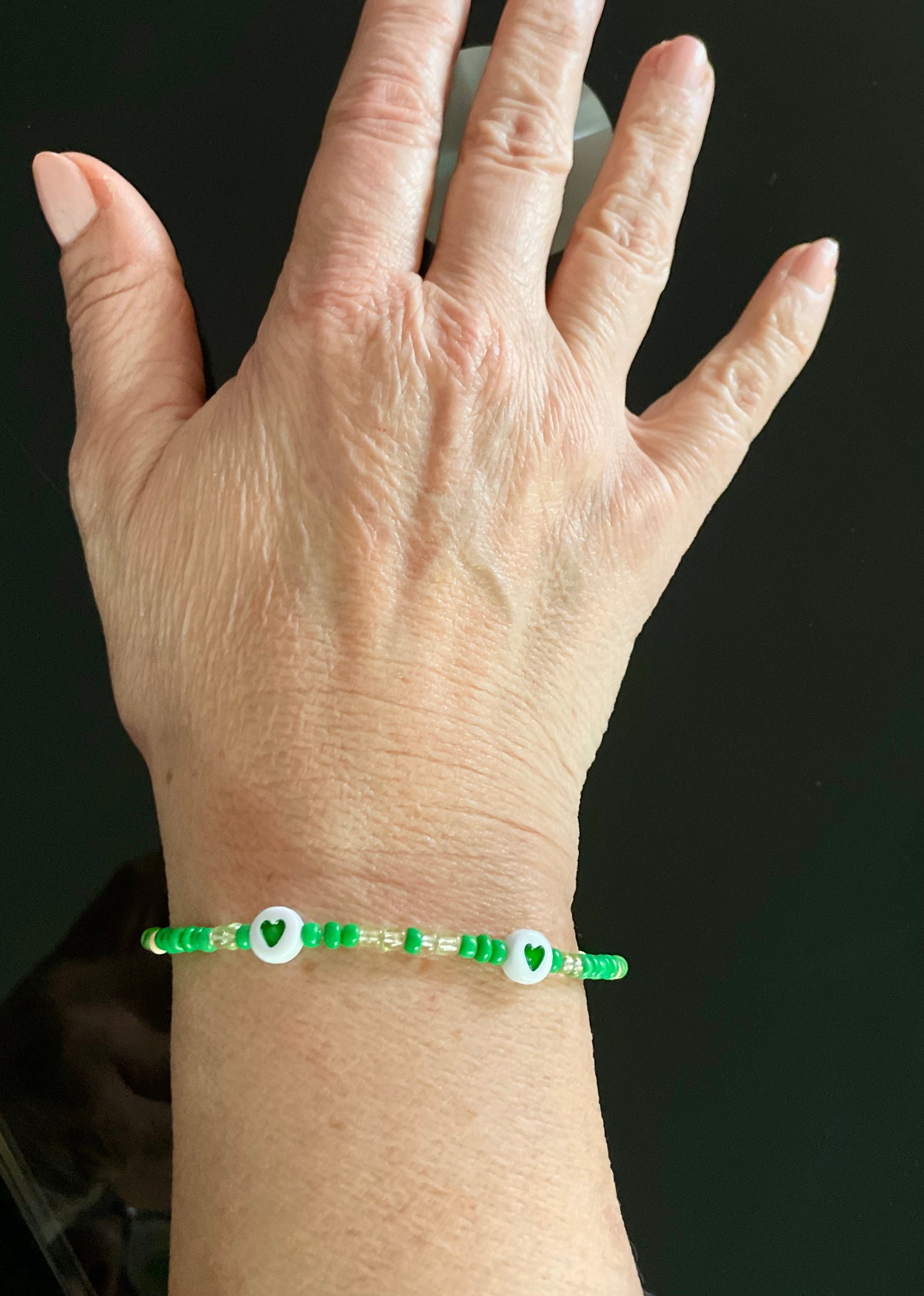 Bracelet perles Heishi Vert et blanc, cœurs