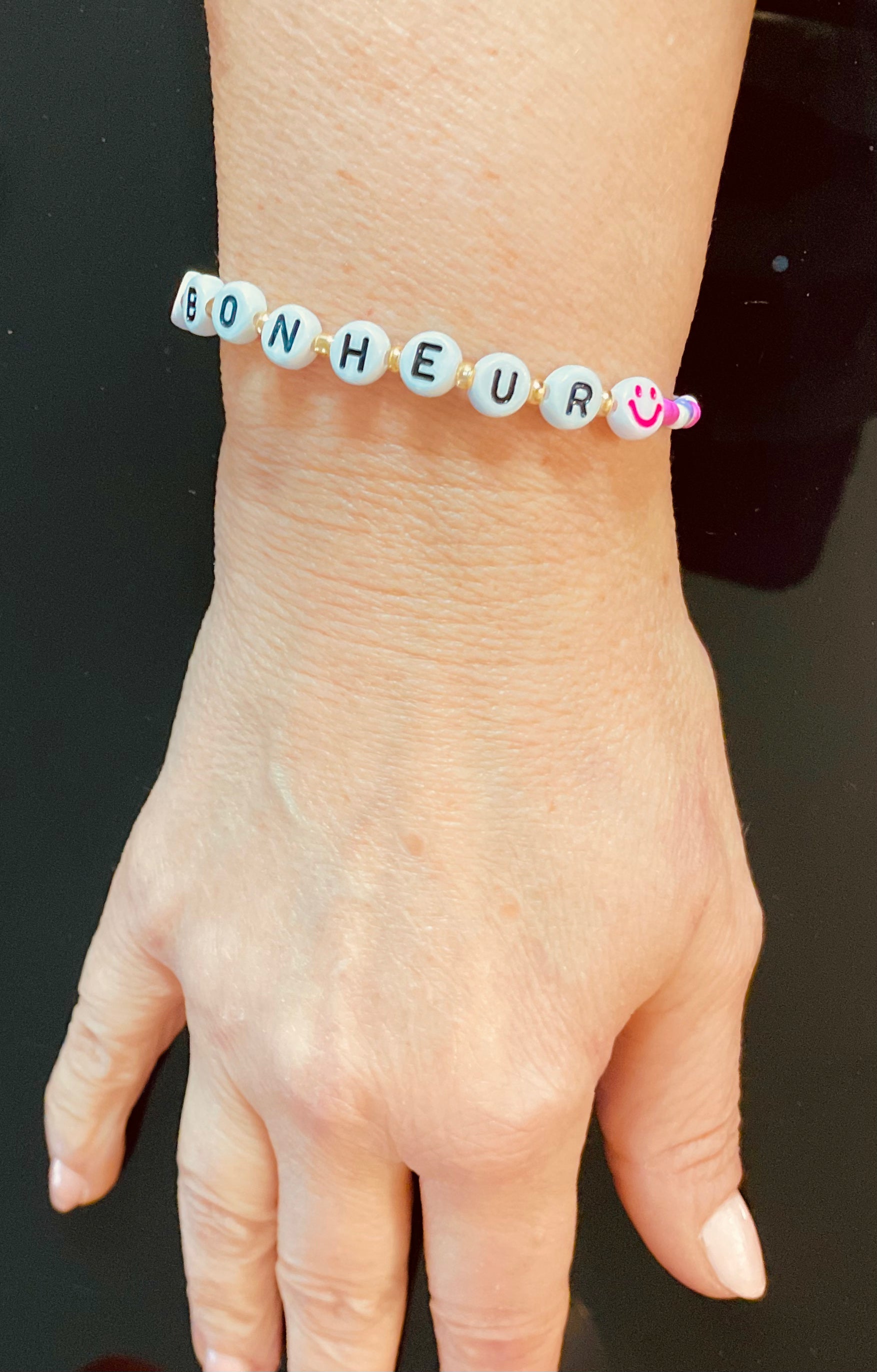 Bracelet-message, perles Heishi, rose et mauve « Bonheur »