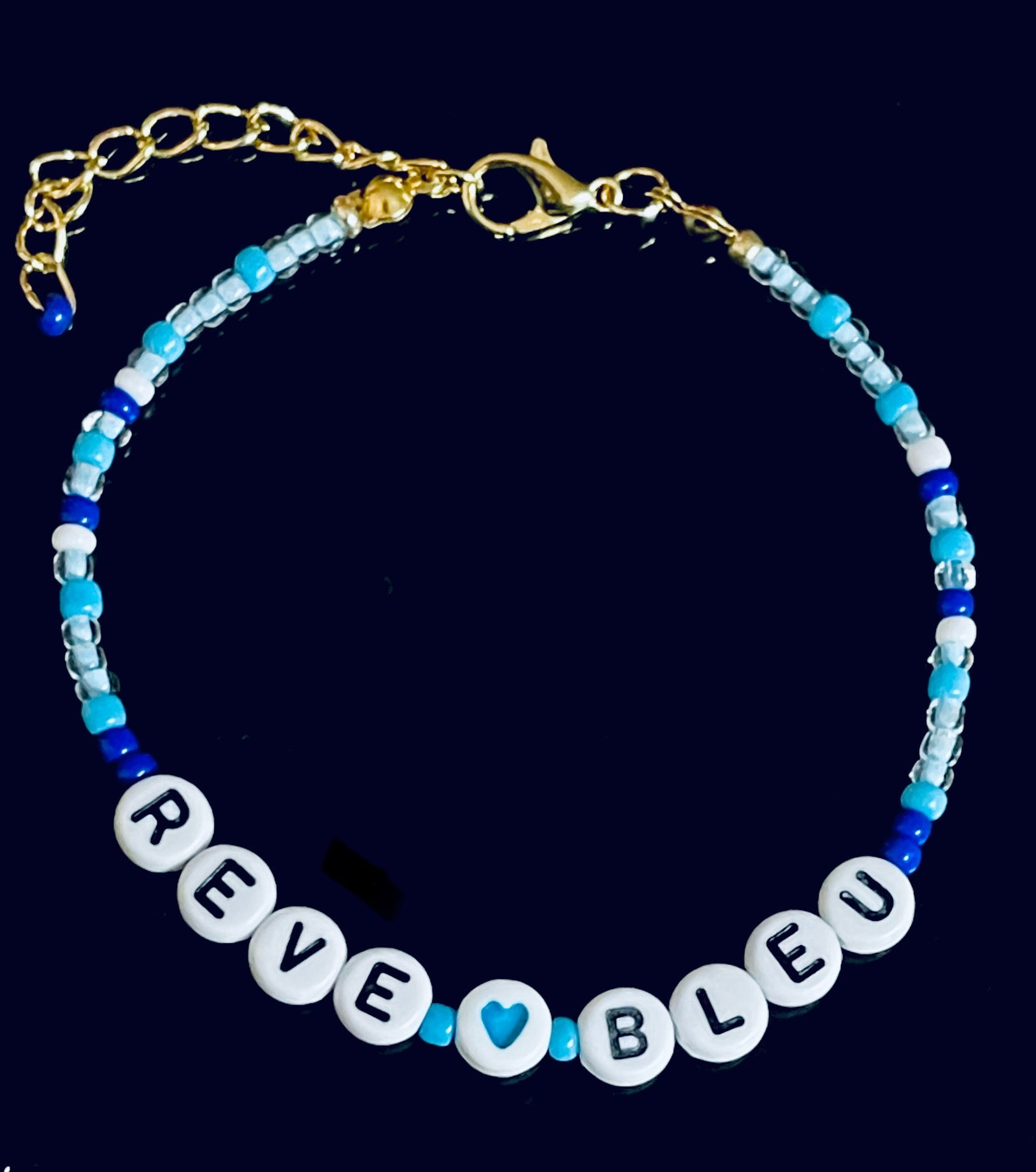 Bracelet-message, perles Heishi, bleu et blanc « Rêve Bleu »