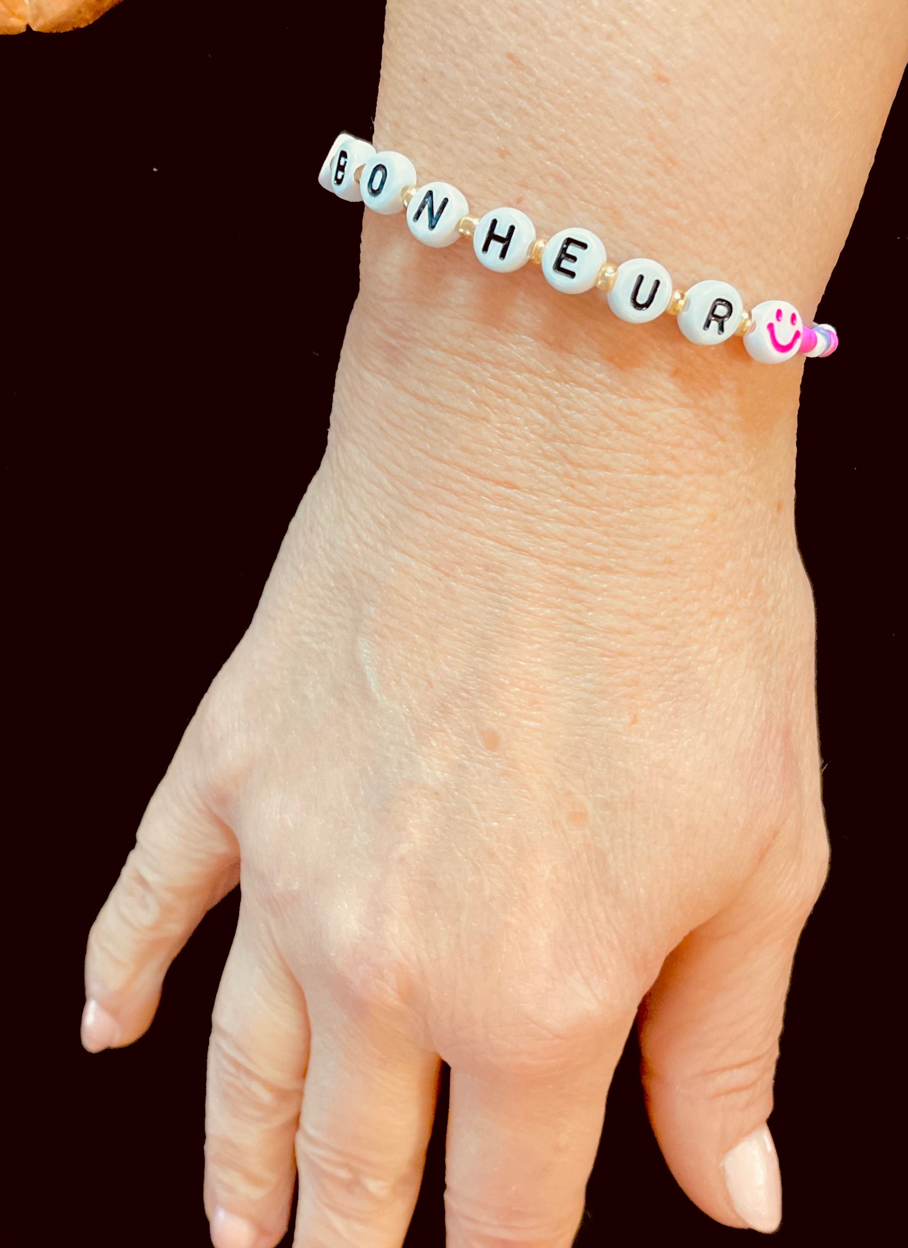 Bracelet-message, perles Heishi, rose et mauve « Bonheur »