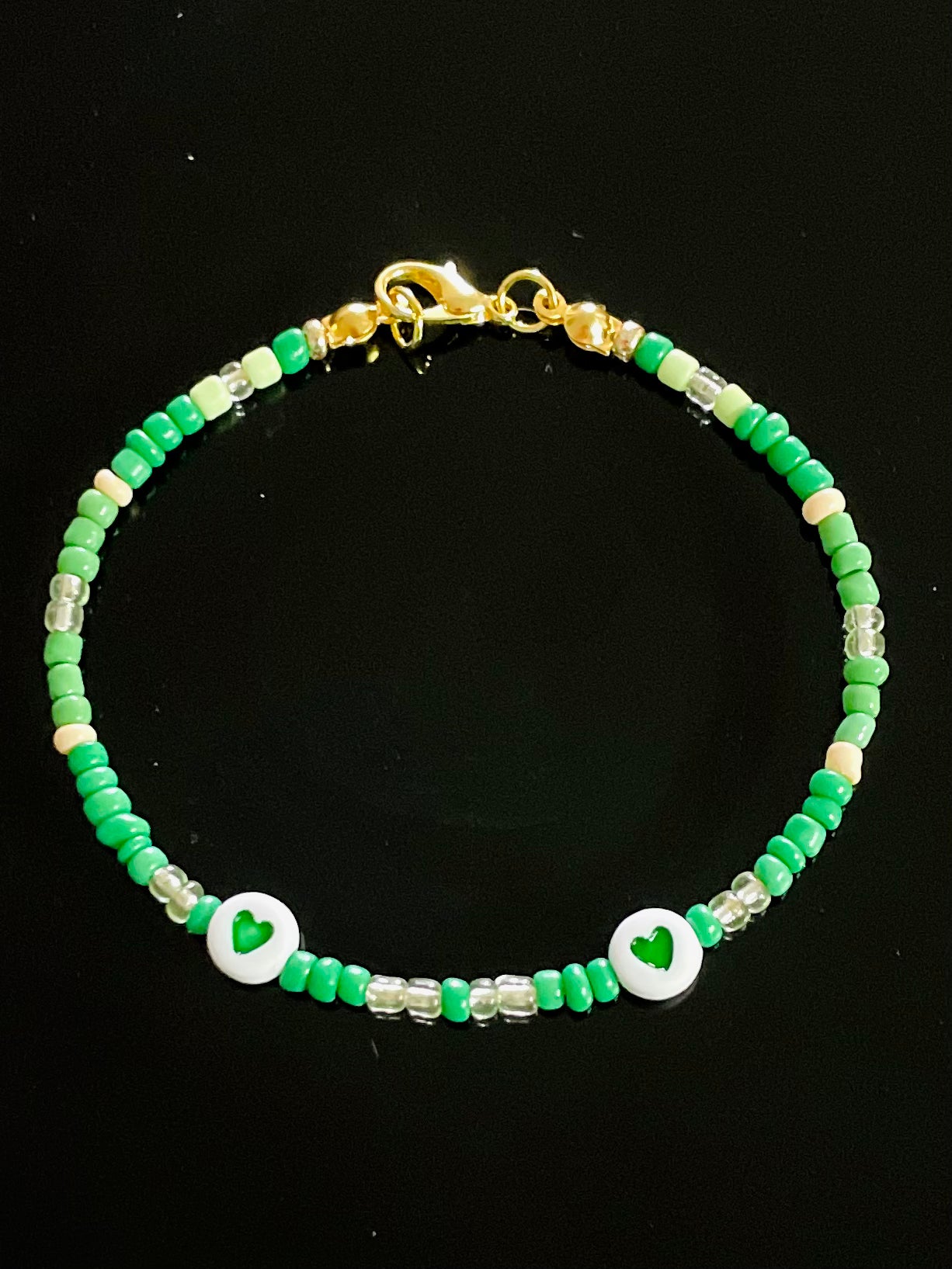 Bracelet perles Heishi Vert et blanc, cœurs