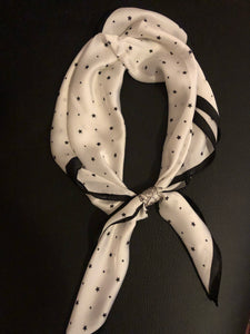 Foulard: grand carré noir et blanc motif étoiles
