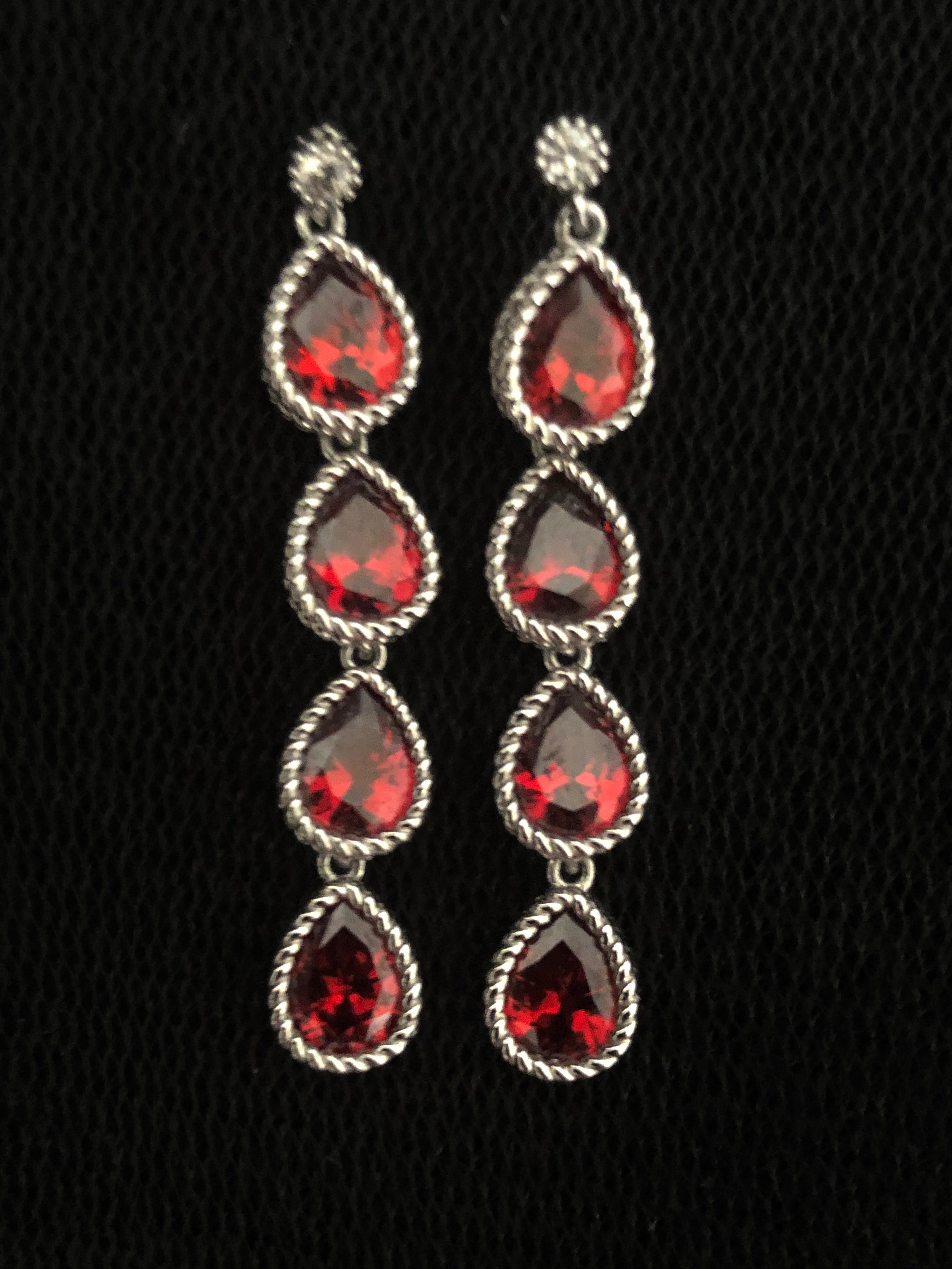 Boucles d’oreilles rouges pendantes