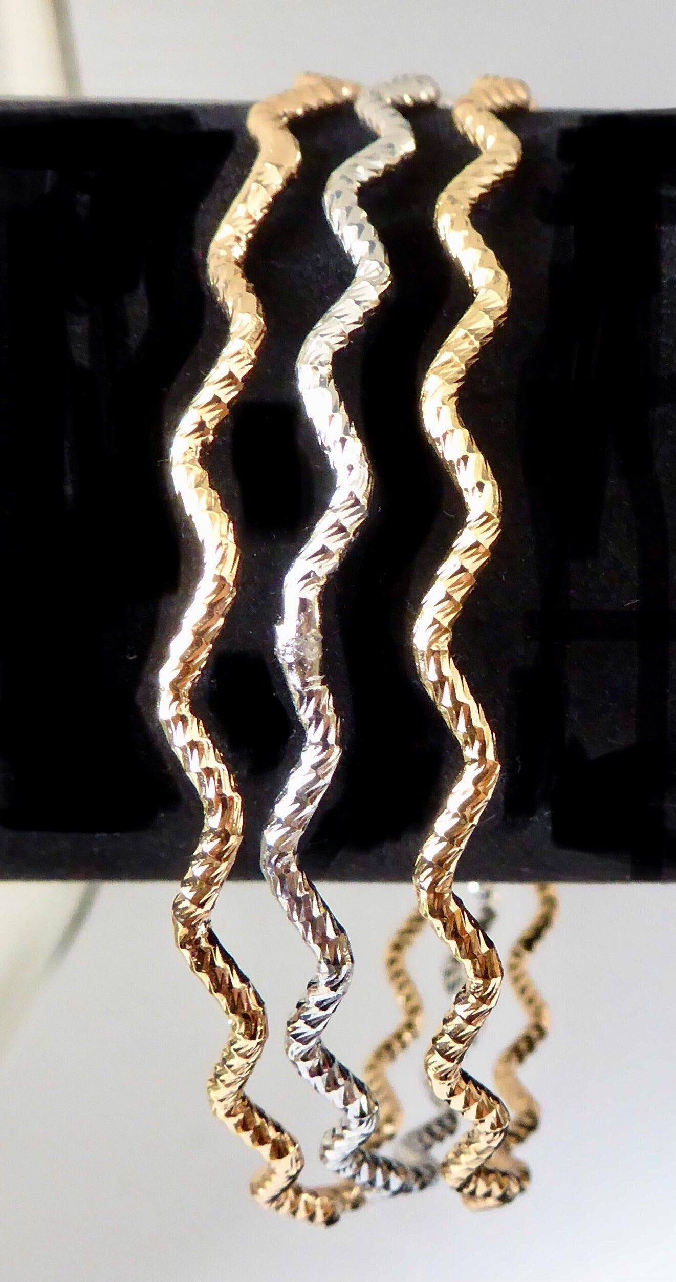 Bracelet plaqué or 3 joncs motif « Vagues »