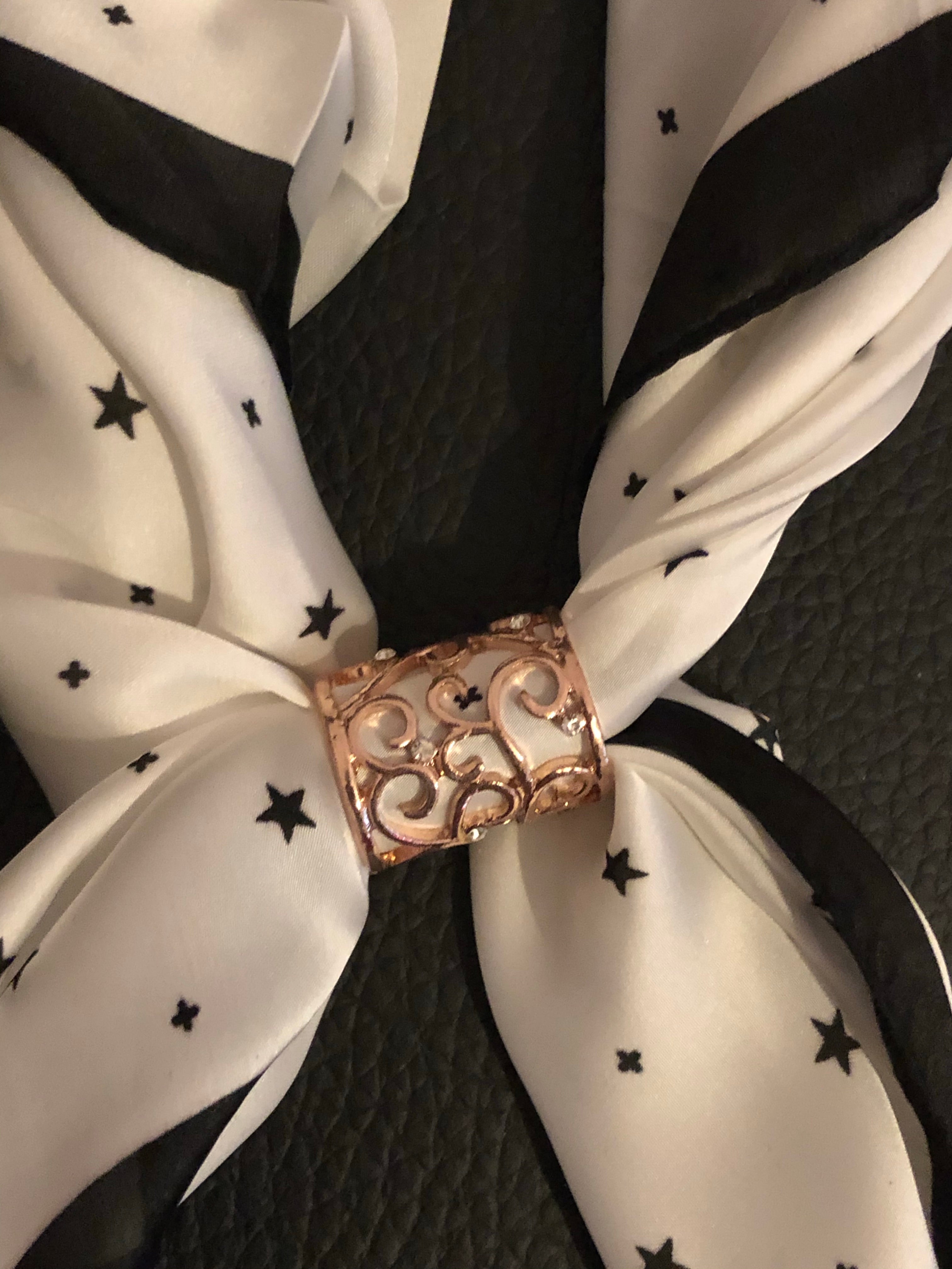 Foulard: grand carré noir et blanc motif étoiles