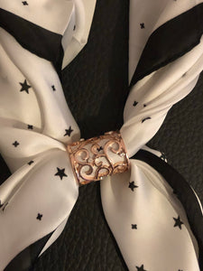 Foulard: grand carré noir et blanc motif étoiles