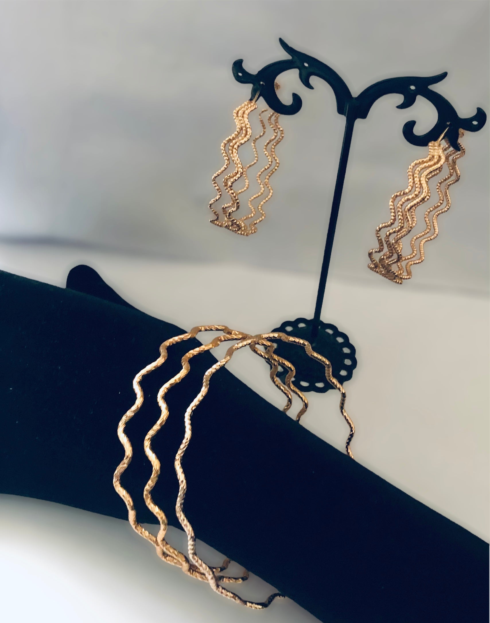 Bracelet plaqué or 3 joncs motif « Vagues »