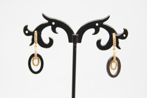 Boucles d’oreilles plaqué or et résine noire