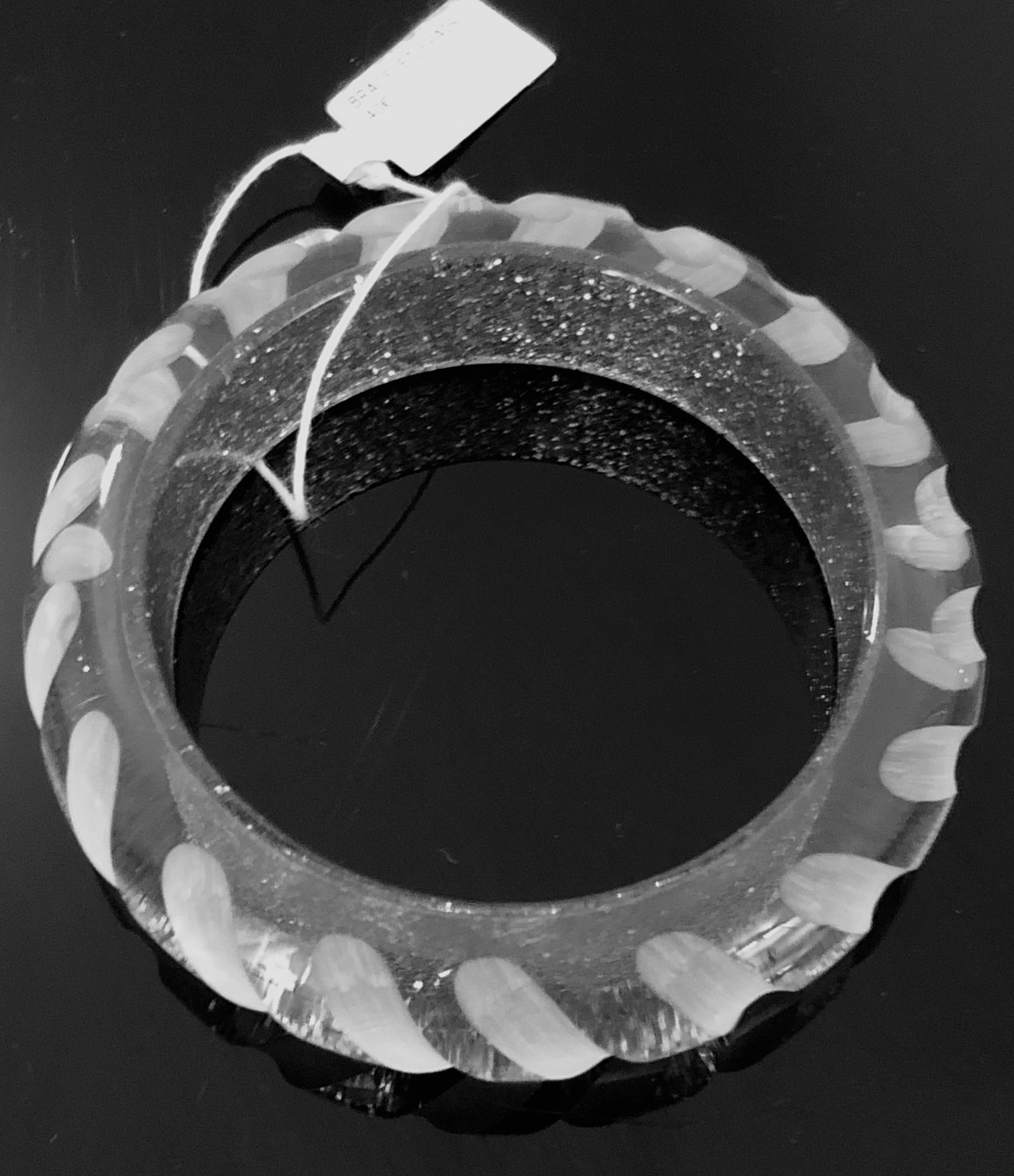 Bracelet blanc translucide et brillant