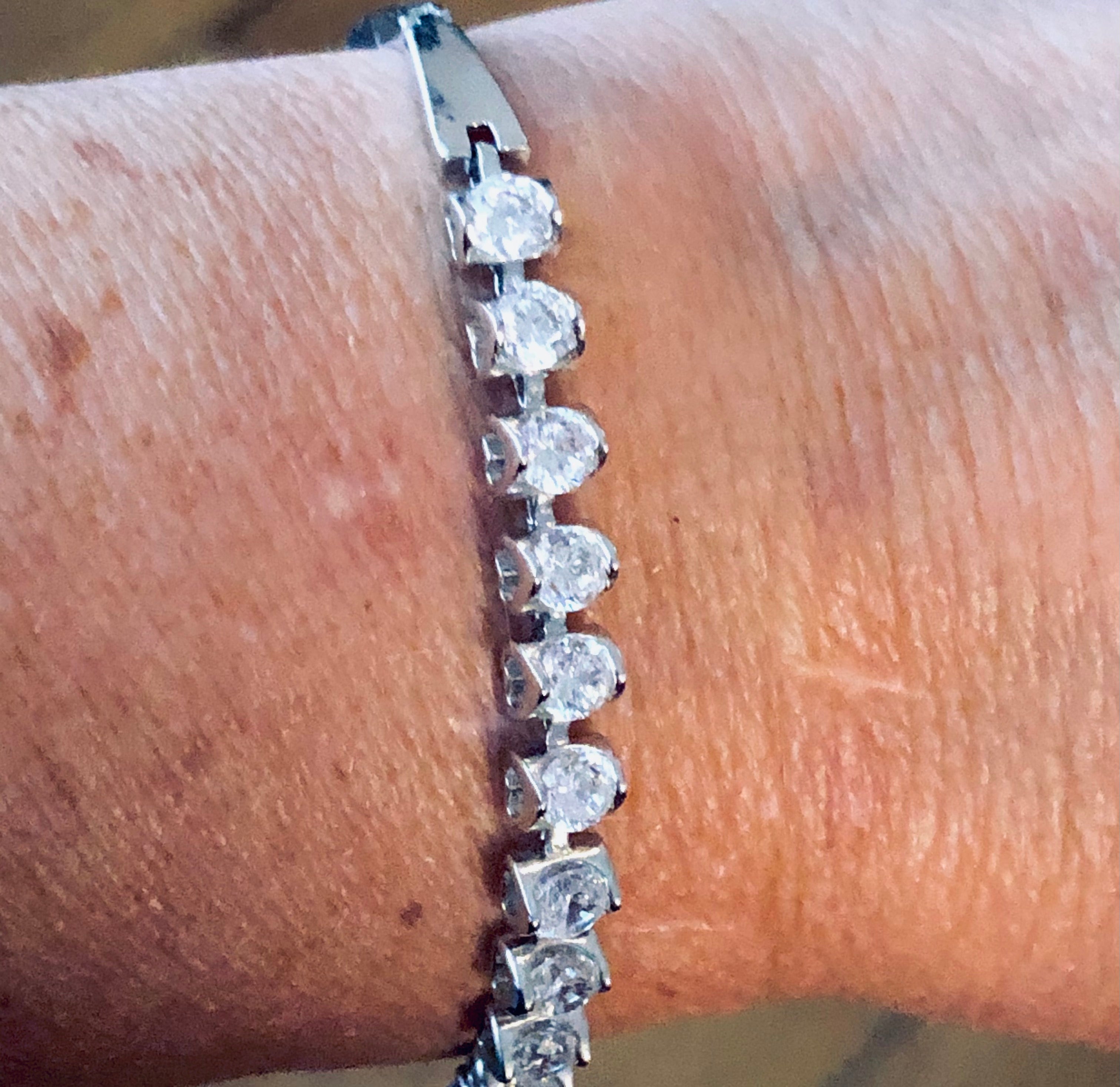 Bracelet souple plaqué or blanc et zirconiums