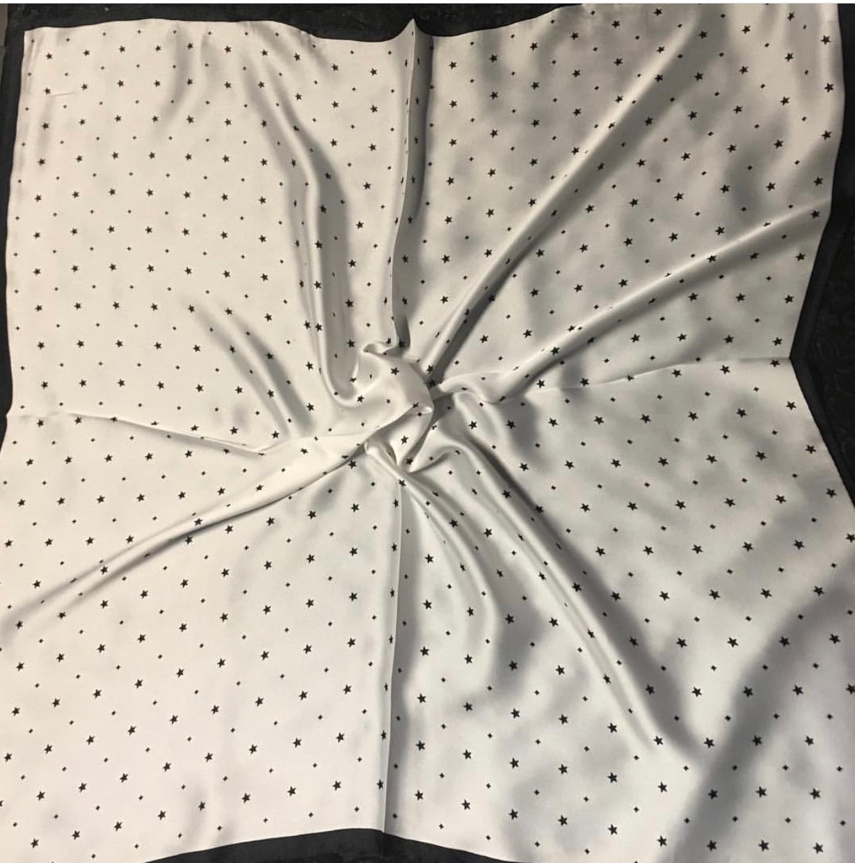 Foulard: grand carré noir et blanc motif étoiles