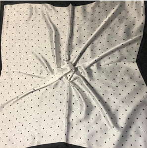 Foulard: grand carré noir et blanc motif étoiles