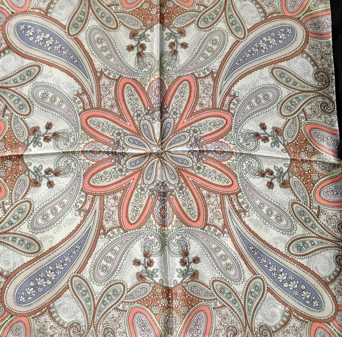 Carré en soie motifs Cachemire