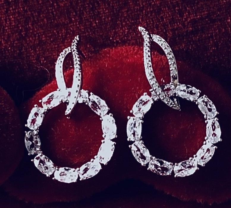 Boucles d’oreilles pendantes en plaqué or blanc et zirconiums