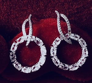 Boucles d’oreilles pendantes en plaqué or blanc et zirconiums