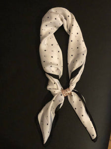Foulard: grand carré noir et blanc motif étoiles