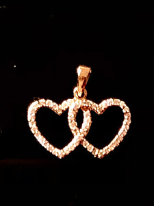 Pendentif plaqué or jaune « 2 coeurs enlacés »