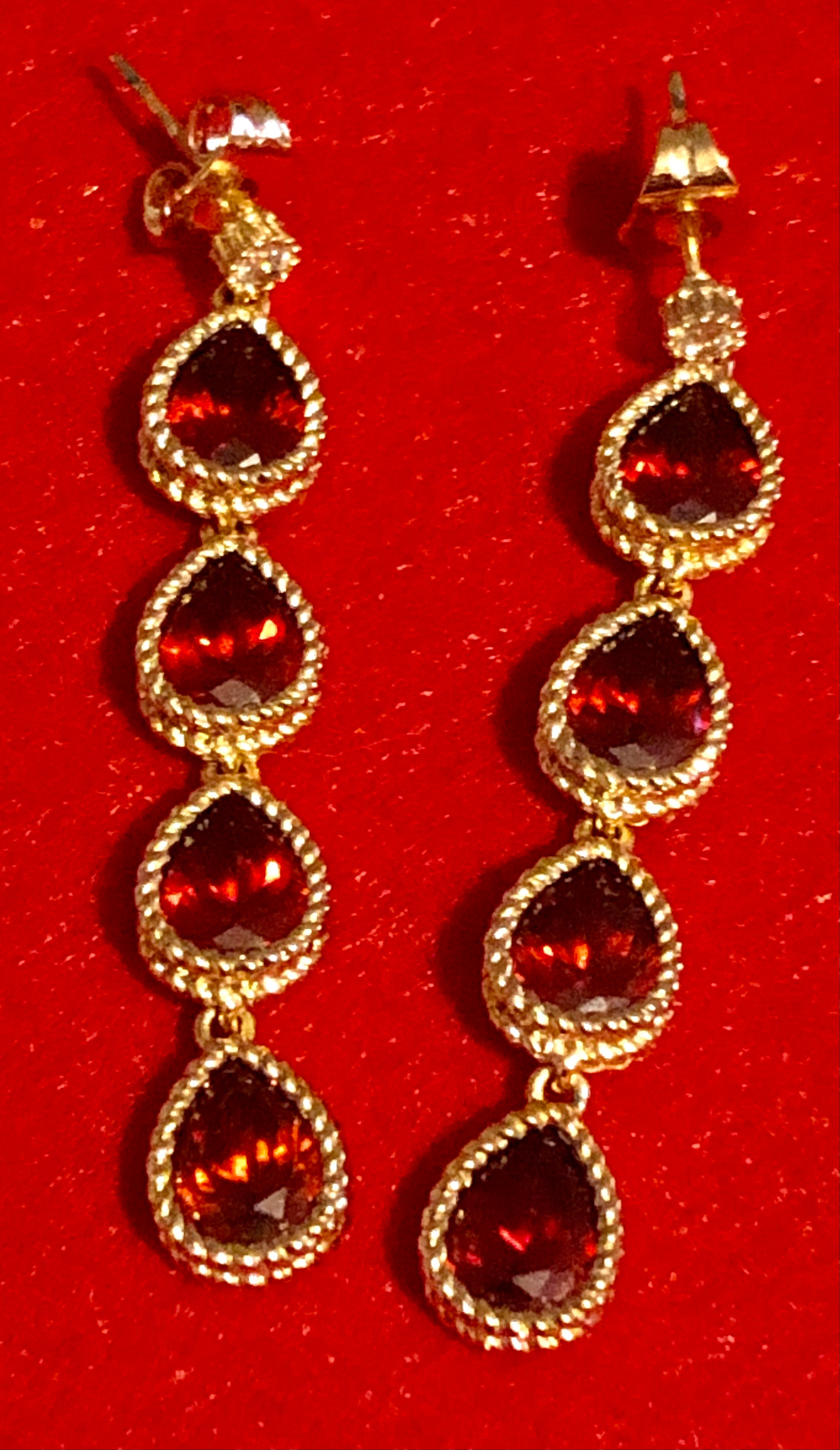Boucles d’oreilles rouges pendantes