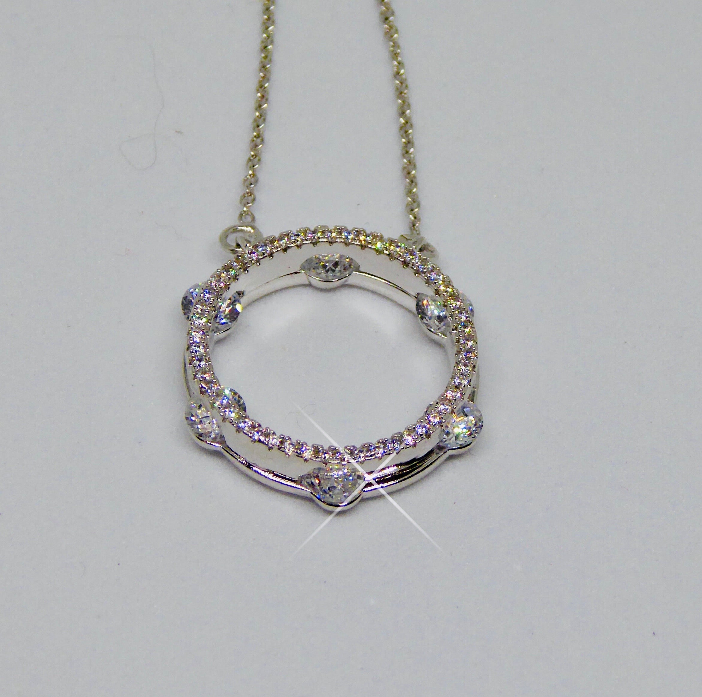 Pendentif plaqué or blanc et zirconiums