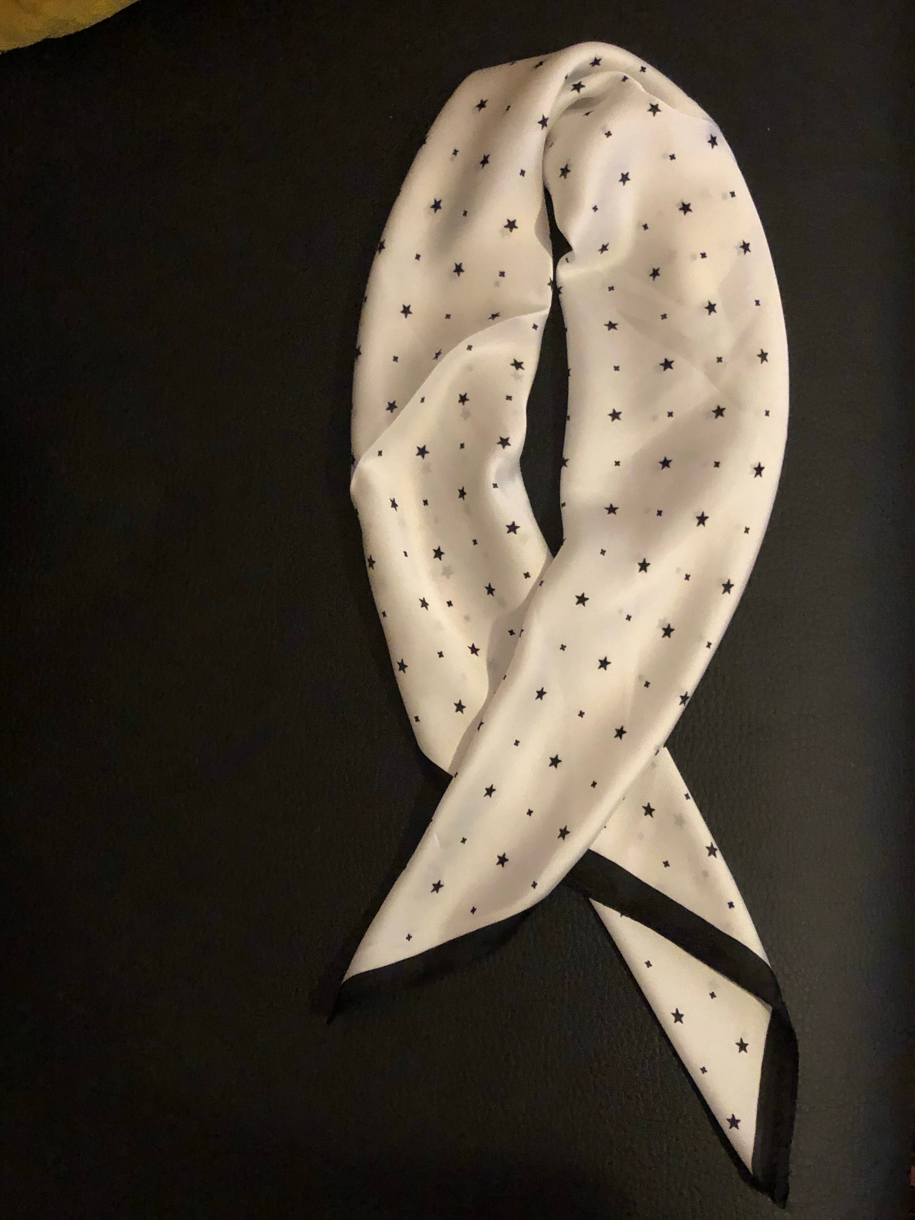 Foulard: grand carré noir et blanc motif étoiles