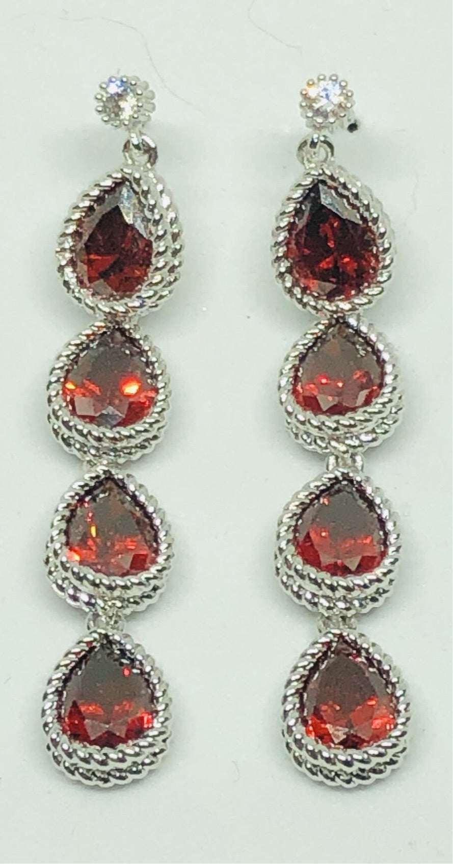 Boucles d’oreilles rouges pendantes