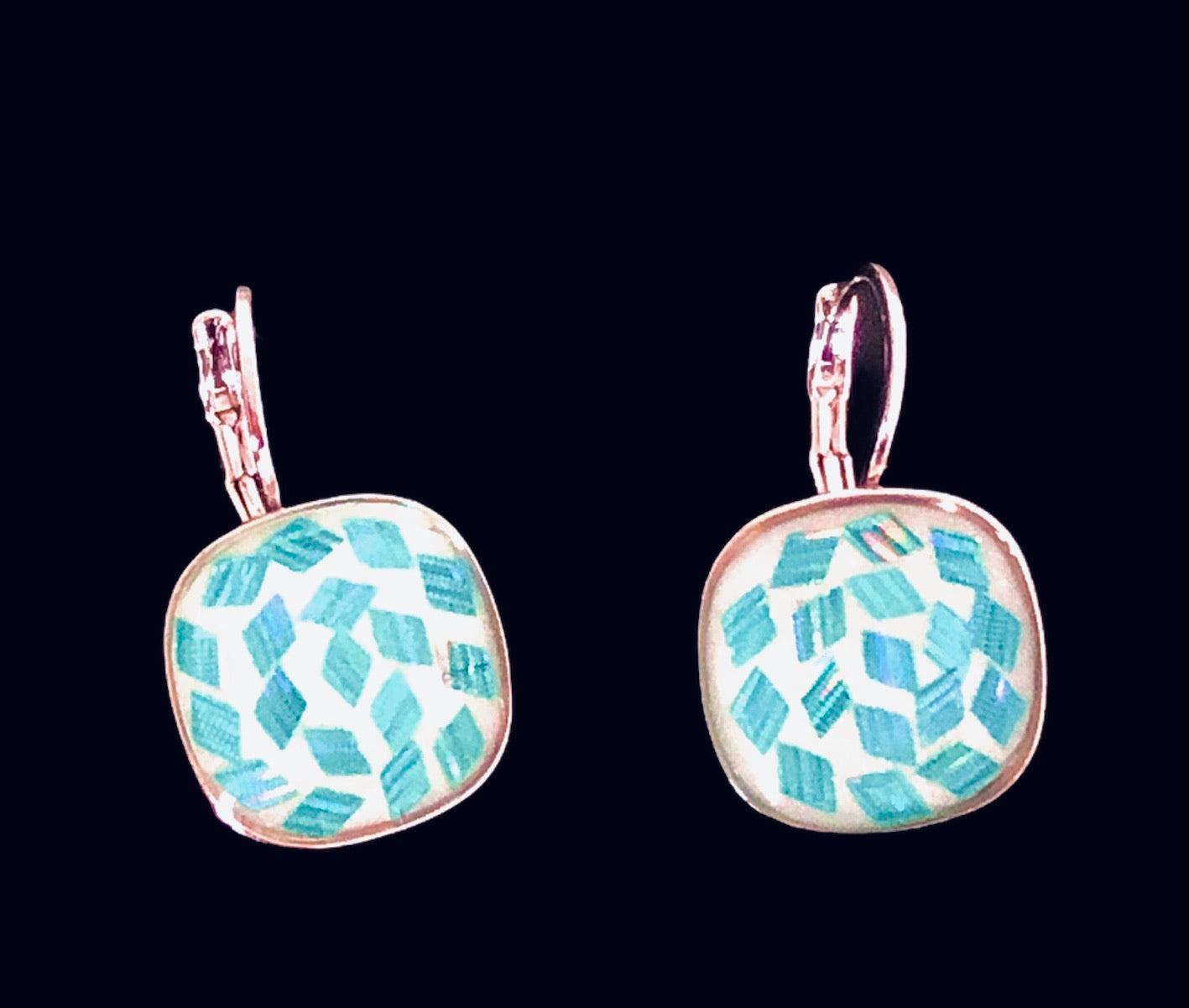 Boucles d’oreilles motifs roses ou turquoises