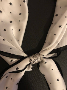Foulard: grand carré noir et blanc motif étoiles