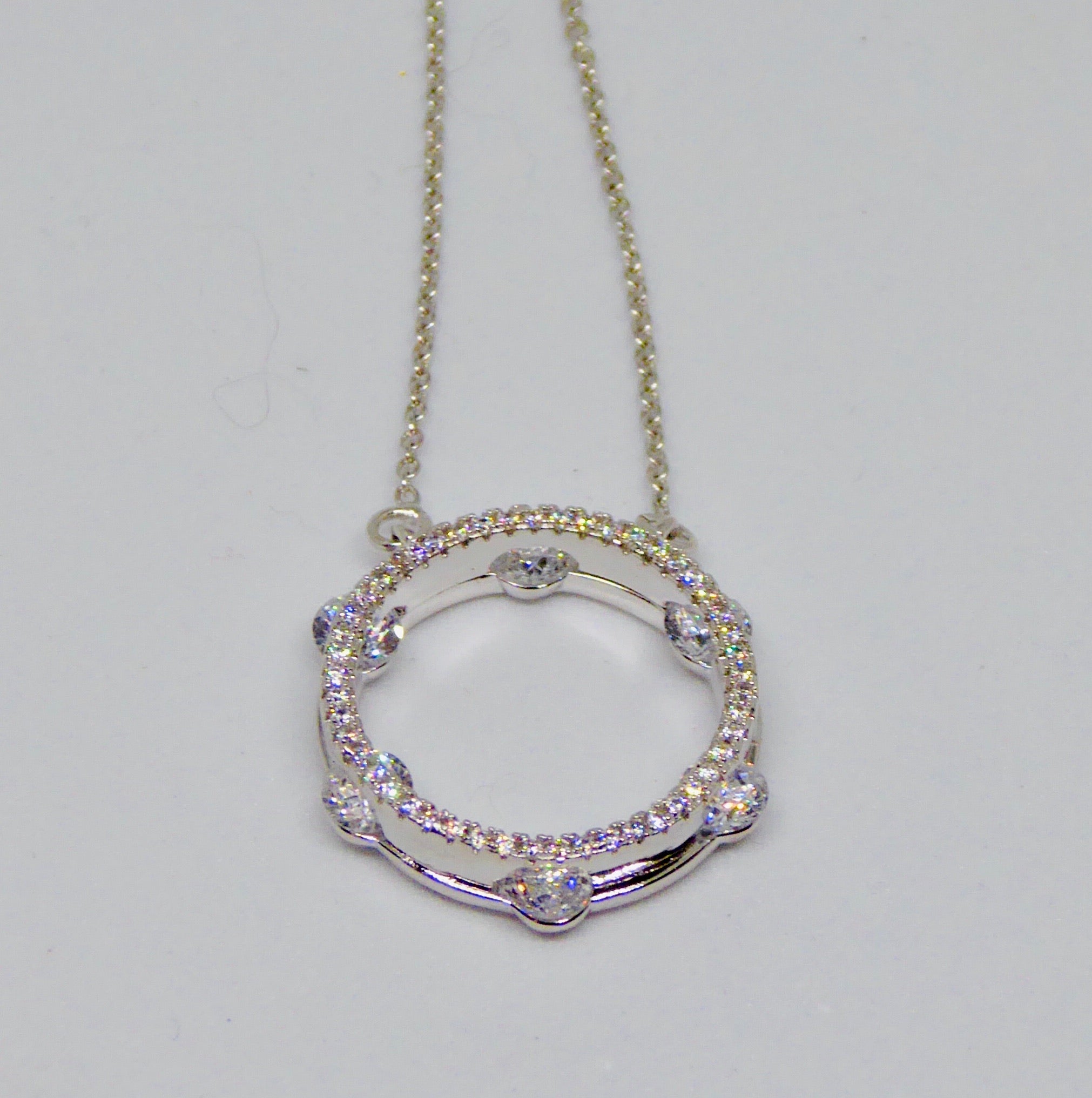 Pendentif plaqué or blanc et zirconiums