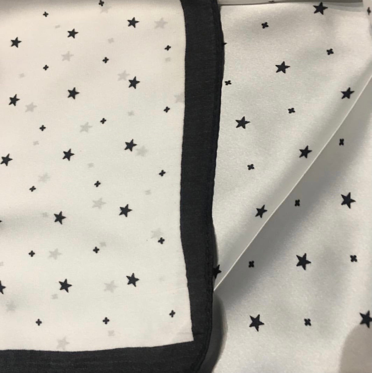 Foulard: grand carré noir et blanc motif étoiles
