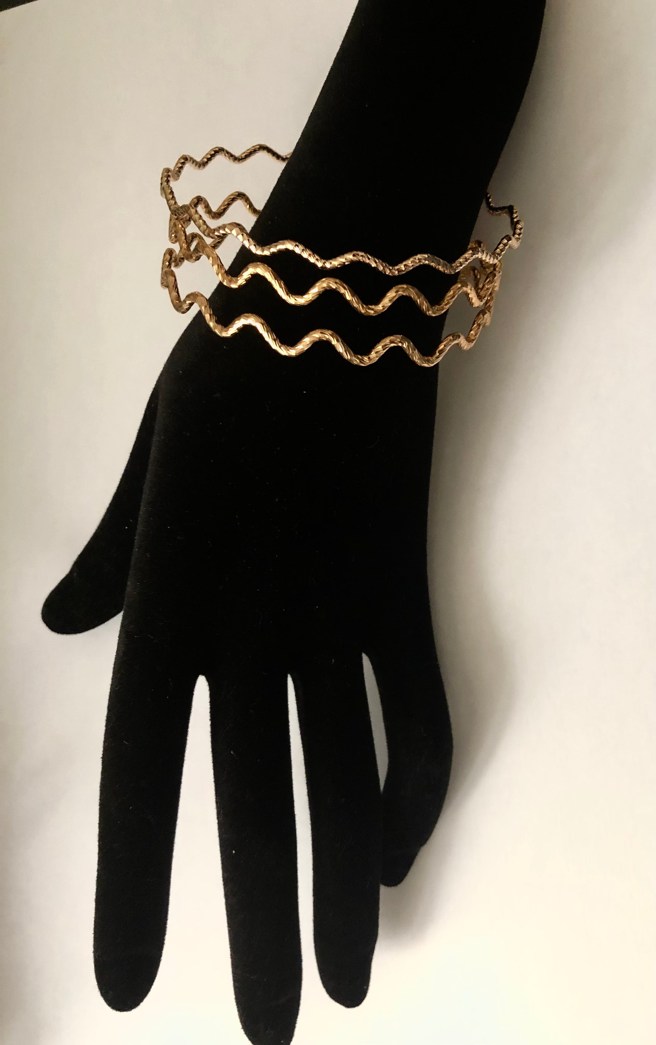Bracelet plaqué or 3 joncs motif « Vagues »